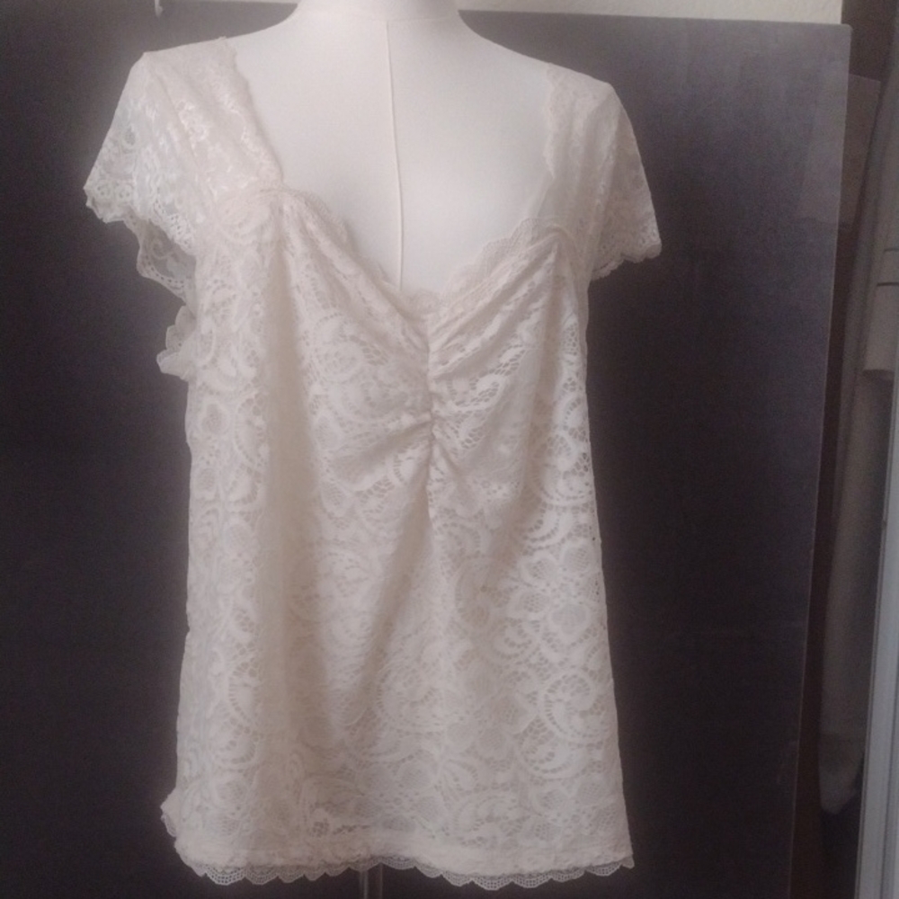 Torrid Size 2 Cream Lace V-Neck Short Sleeve Chemise Stretch Lace Camisole